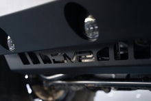 Cargar imagen en el visor de la galería, DV8 Offroad 18-23 Jeep Wrangler JL/JT Parachoques delantero Barra estabilizadora Desconexión Placa de deslizamiento del motor