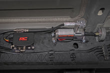 Cargar imagen en el visor de la galería, Air Spring Kit w/compressor Wireless Controller Ford F-250/F-350 Super Duty (17-22) Rough Country
