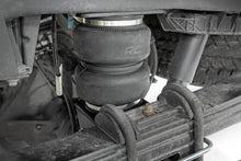 Cargar imagen en el visor de la galería, Air Spring Kit w/compressor Wireless Controller Ford F-250/F-350 Super Duty (17-22) Rough Country
