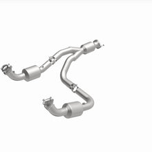 Cargar imagen en el visor de la galería, Magnaflow 12-20 Chevrolet Express 4500 Underbody 6.0L Direct Fit Catalytic Converter