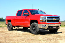 Cargar imagen en el visor de la galería, 2014_chevy_gmc_2_5_in_suspension_lift_1_mini_1.jpg