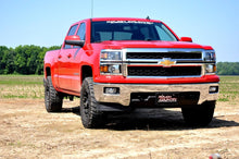 Cargar imagen en el visor de la galería, 2014_chevy_gmc_2_5_in_suspension_lift_3_mini_1.jpg
