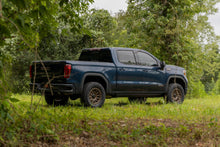 Cargar imagen en el visor de la galería, 3.5 Inch Lift Kit Mono Leaf Rear N3 Struts GMC Sierra 1500 (19-24) Rough Country