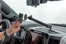 Cargar imagen en el visor de la galería, Dash Mount 10 Inch Mag Safe Mount Kit 8in Screen Ram 1500 2WD/4WD (19-26) Rough Country