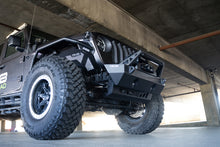 Cargar imagen en el visor de la galería, DV8 Offroad 18-23 Jeep Wrangler JL/JT Parachoques delantero Barra estabilizadora Desconexión Placa de deslizamiento del motor