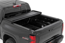 Cargar imagen en el visor de la galería, Soft Tri-Fold Bed Cover 5 Foot Bed Chevy/GMC Canyon/Colorado 2WD/4WD (23-26) Rough Country