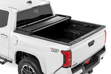 Cargar imagen en el visor de la galería, Soft Tri-Fold Bed Cover 5 Foot Bed Dbl Cab Toyota Tacoma 2WD/4WD (24-26) Rough Country