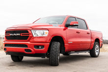 Cargar imagen en el visor de la galería, RPT2 Running Boards Crew Cab Black Ram 1500 (19-26)/1500 TRX (21-24) Rough Country