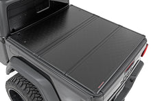 Cargar imagen en el visor de la galería, Hard Folding Bed Cover 5.0 Foot Bed 20-22 Jeep Gladiator JT 4WD Rough Country