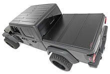Cargar imagen en el visor de la galería, Hard Folding Bed Cover 5.0 Foot Bed 20-22 Jeep Gladiator JT 4WD Rough Country