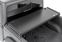 Cargar imagen en el visor de la galería, Hard Folding Bed Cover 5.0 Foot Bed 20-22 Jeep Gladiator JT 4WD Rough Country