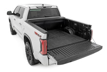 Cargar imagen en el visor de la galería, Retractable Bed Cover 5 Foot 7 Inch Bed Toyota Tundra (2022-2023) Rough Country