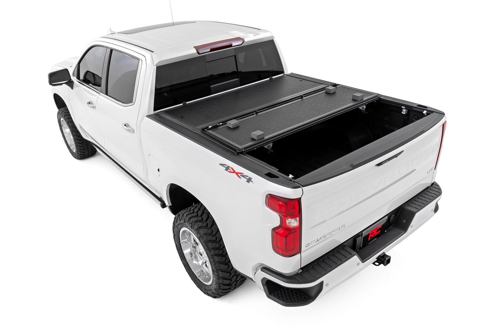 Hard Low Profile Bed Cover 5 Foot 10 Inch Bed Chevy/GMC Sierra 1500 (19-26)/Silverado 1500 (19-26) Rough Country