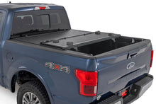 Cargar imagen en el visor de la galería, Hard Low Profile Bed Cover 5 Foot 7 Inch Bed Ford F-150 (15-20)/Raptor (17-20) Rough Country