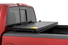 Cargar imagen en el visor de la galería, Hard Low Profile Bed Cover 5 Foot Bed Cargo Mgmt Nissan Frontier (05-21) Rough Country
