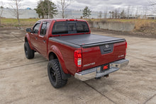 Cargar imagen en el visor de la galería, Hard Low Profile Bed Cover 5 Foot Bed Cargo Mgmt Nissan Frontier (05-21) Rough Country