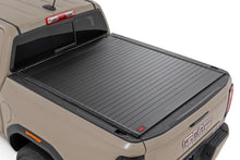 Cargar imagen en el visor de la galería, Hard Roll Up Bed Cover 5 Foot Bed Chevy/GMC Canyon/Colorado 2WD/4WD (23-26) Rough Country