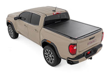 Cargar imagen en el visor de la galería, Hard Roll Up Bed Cover 5 Foot Bed Chevy/GMC Canyon/Colorado 2WD/4WD (23-26) Rough Country