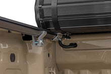 Cargar imagen en el visor de la galería, Hard Roll Up Bed Cover 5 Foot Bed Chevy/GMC Canyon/Colorado 2WD/4WD (23-26) Rough Country