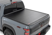 Cargar imagen en el visor de la galería, Hard Roll Up Bed Cover 5 Foot Bed Nissan Frontier 2WD/4WD (2022-2026) Rough Country