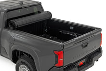 Cargar imagen en el visor de la galería, Hard Roll Up Bed Cover 6 Foot Bed Toyota Tacoma 2WD/4WD (2024-2026) Rough Country