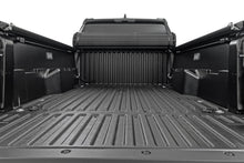 Cargar imagen en el visor de la galería, Hard Roll Up Bed Cover 6 Foot Bed Toyota Tacoma 2WD/4WD (2024-2026) Rough Country