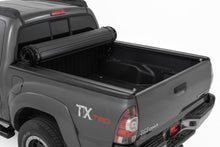 Cargar imagen en el visor de la galería, Hard Roll Up Bed Cover 5 Foot Bed Toyota Tacoma 2WD/4WD (2005-2015) Rough Country