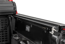 Cargar imagen en el visor de la galería, Hard Roll Up Bed Cover 5 Foot Bed Toyota Tacoma 2WD/4WD (2024-2026) Rough Country