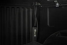 Cargar imagen en el visor de la galería, Hard Roll Up Bed Cover 5 Foot 7 Inch Bed Toyota Tundra 2WD/4WD (2022-2026) Rough Country