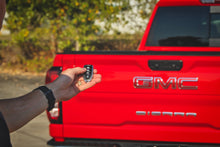 Cargar imagen en el visor de la galería, Powered Retractable Bed Cover 6 Foot 9 Inch Bed Silverado/Sierra 2500HD/3500HD (20-26) Rough Country