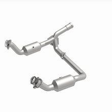 Cargar imagen en el visor de la galería, Magnaflow 19-20 GMC Sierra 1500 Single Underbody 4.3L/5.3L Direct Fit Catalytic Converter