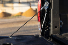 Cargar imagen en el visor de la galería, Tailgate Assist Ford F-250/F-350 Super Duty 2WD/4WD (1999-2016) Rough Country