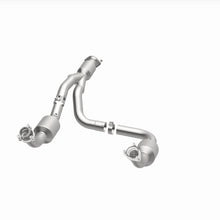 Cargar imagen en el visor de la galería, Magnaflow 12-20 Chevrolet Express 4500 Underbody 6.0L Direct Fit Catalytic Converter
