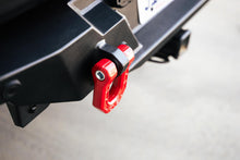 Cargar imagen en el visor de la galería, Grilletes con anilla en D DV8 Offroad Elite Series - Par (rojo)