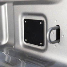 Cargar imagen en el visor de la galería, BuiltRight Industries 2020 Jeep Gladiator Bed Plug Plate Cover (Alum) - Black