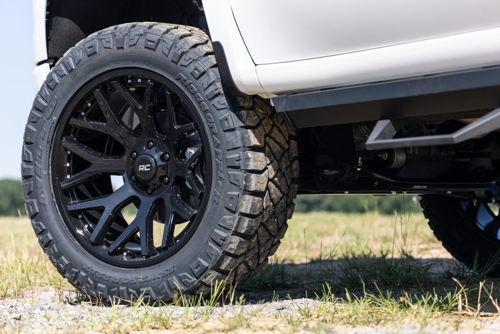 95 Series Wheel One-Piece Gloss Black 22x10 6x5.5 -25mm Rough Country