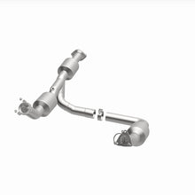 Cargar imagen en el visor de la galería, Magnaflow 18-20 Chevrolet Express 2500 Single Underbody 4.3L Direct Fit Catalytic Converter