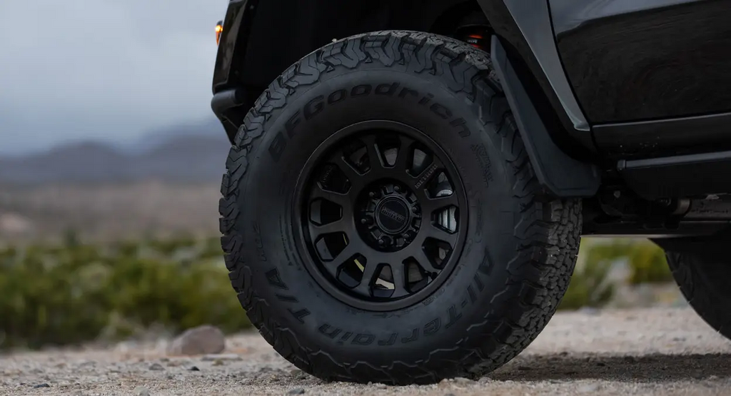 Method MR105 Beadlock 17x8.5 0mm Offset 5x5.5 108mm CB Matte Black w/BH-H24125 Wheel