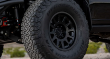 Cargar imagen en el visor de la galería, Method MR105 Beadlock 17x8.5 0mm Offset 5x5.5 108mm CB Matte Black w/BH-H24125 Wheel