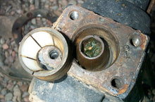 Cargar imagen en el visor de la galería, Dana 60 Bronze Kingpin Bushing Set with Roll Pins | Plastic Bushing Eliminator