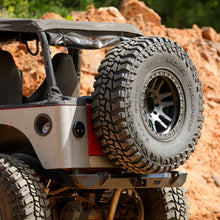 Cargar imagen en el visor de la galería, Body Mount Tire Carrier for Jeep YJ / TJ / LJ 8 x 6.5 Inch Motobilt