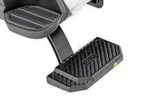 Cargar imagen en el visor de la galería, Retractable Bed Step Manual Pull Ford F-250/F-350 Super Duty (23-26) Rough Country