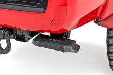 Cargar imagen en el visor de la galería, Retractable Bed Step Manual Pull Toyota Tacoma 2WD/4WD (2024-2026) Rough Country