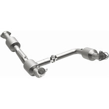 Cargar imagen en el visor de la galería, Magnaflow 18-20 Chevrolet Express 2500 Single Underbody 4.3L Direct Fit Catalytic Converter