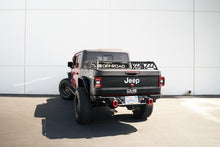 Cargar imagen en el visor de la galería, Grilletes con anilla en D DV8 Offroad Elite Series - Par (rojo)