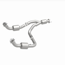 Cargar imagen en el visor de la galería, Magnaflow 12-20 Chevrolet Express 4500 Underbody 6.0L Direct Fit Catalytic Converter