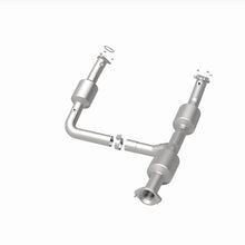 Cargar imagen en el visor de la galería, Magnaflow 18-20 Chevrolet Express 2500 Single Underbody 4.3L Direct Fit Catalytic Converter