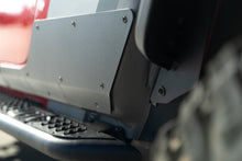 Cargar imagen en el visor de la galería, DV8 Offroad 20-23 Jeep Gladiator JT Rock Pieles