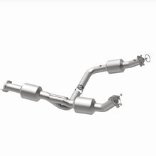 Cargar imagen en el visor de la galería, Magnaflow 18-20 Chevrolet Express 2500 Single Underbody 4.3L Direct Fit Catalytic Converter