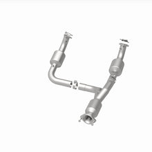 Cargar imagen en el visor de la galería, Magnaflow 12-20 Chevrolet Express 4500 Underbody 6.0L Direct Fit Catalytic Converter